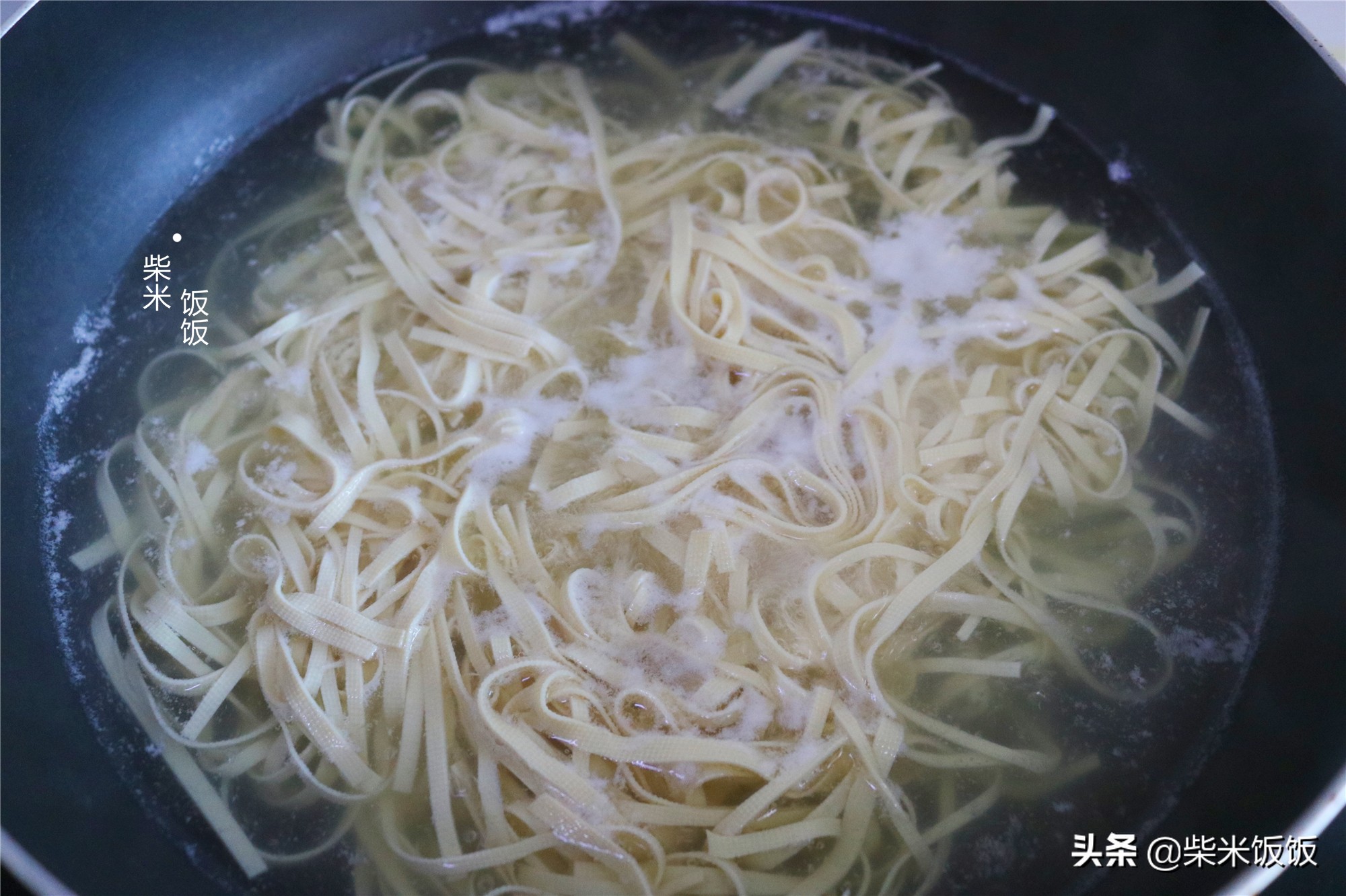 夏天最受欢迎的豆腐皮吃法，一煮一拌就上桌，软嫩入味特好吃