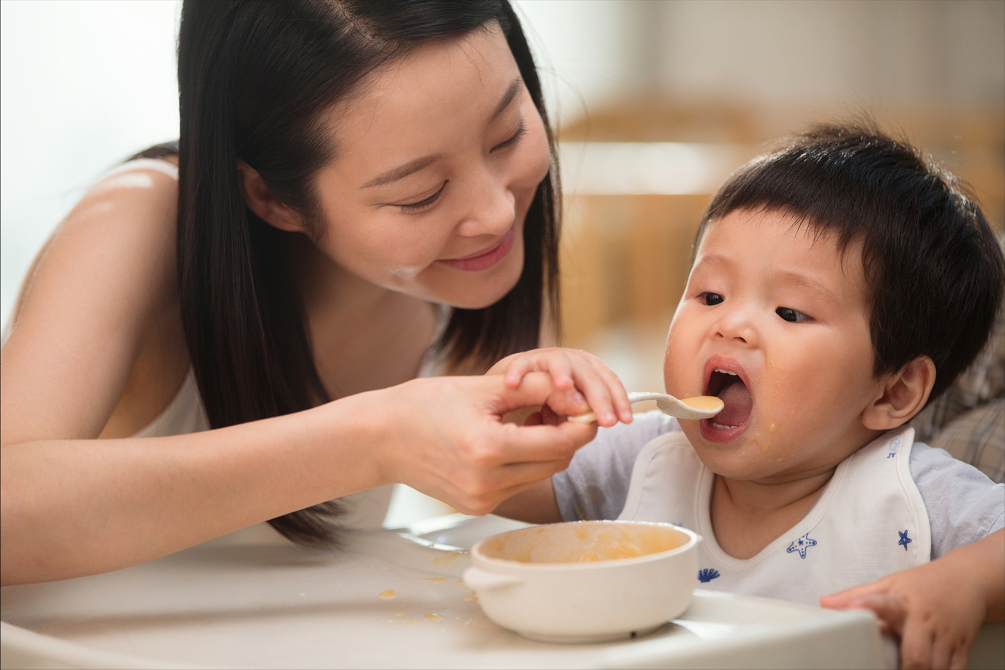 宝宝不肯吃饭的真相：多和5个不良习惯有关，看你家娃中招哪个