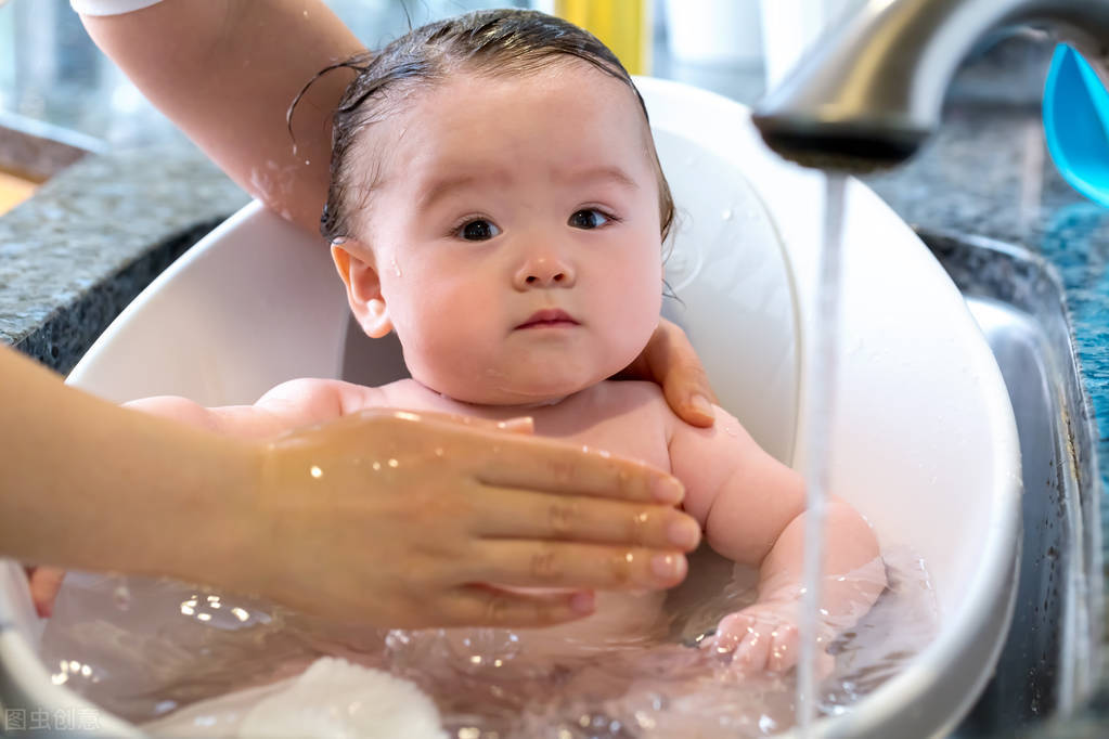 春夏交替，如何给宝宝洗澡，宝妈要牢记这些常识