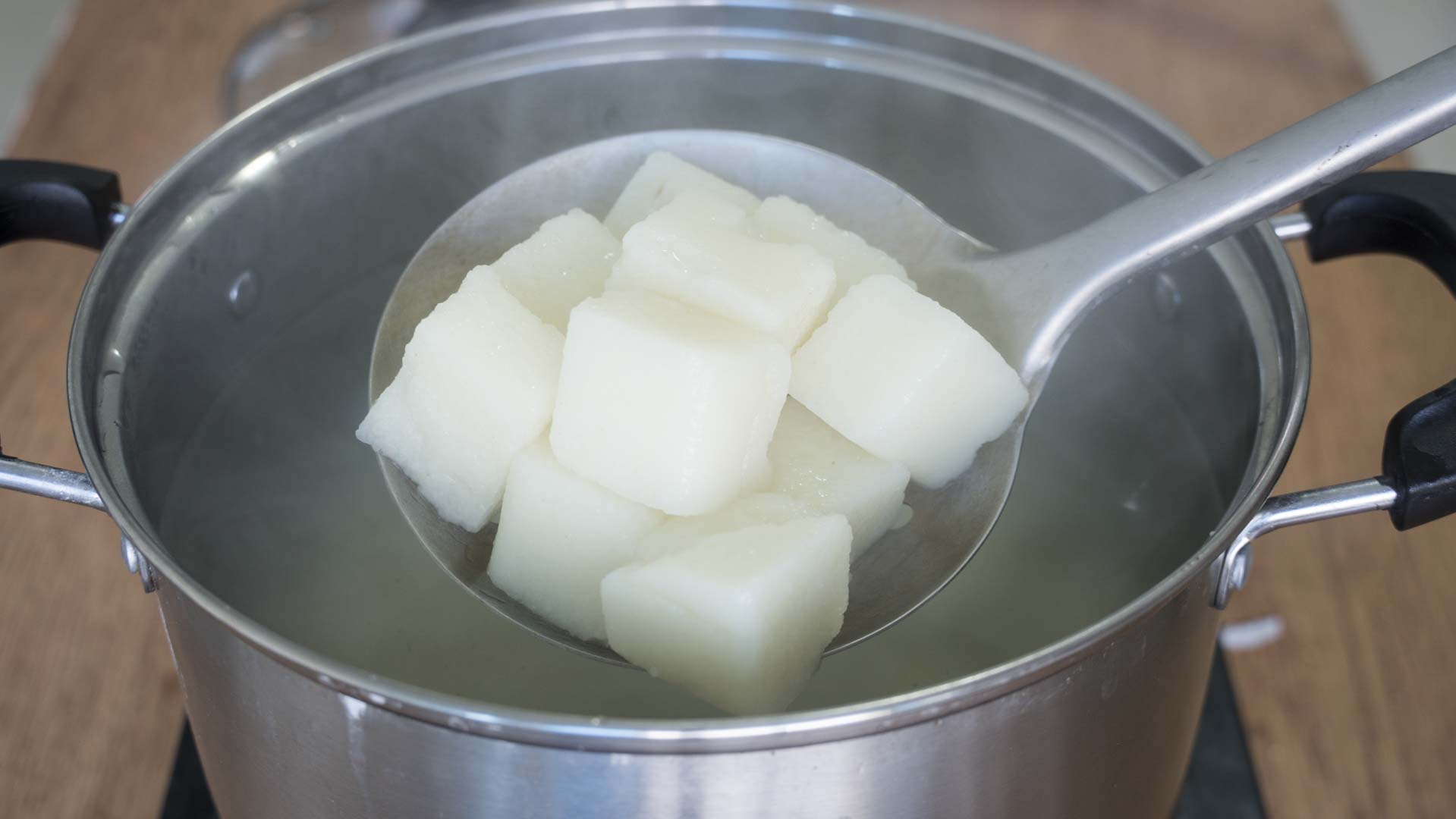 米豆腐的制作方法步骤（教你在家自制爽滑米豆腐）