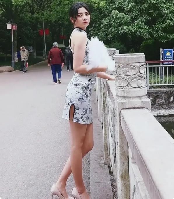 女网红冒充大学生被社死，私进高校摆拍被点名警告，引得网友热议