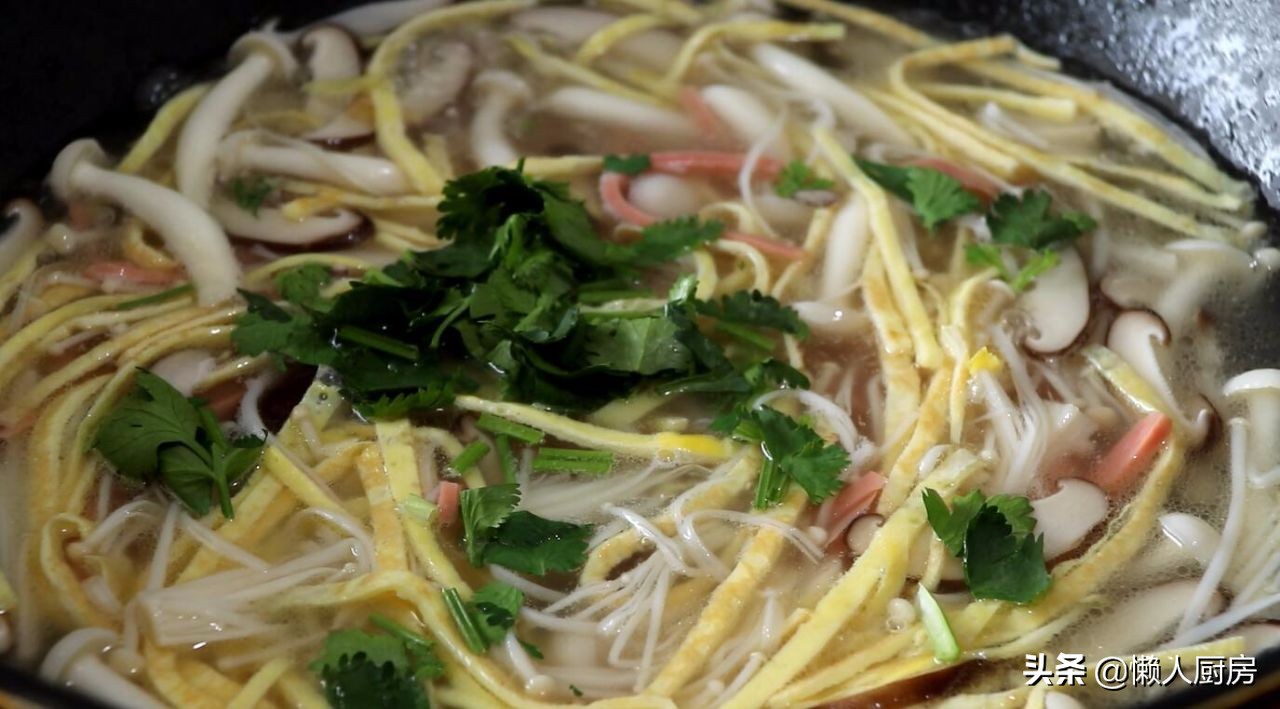 这碗汤看着就有胃口，教你三鲜菌菇汤的做法，喝着清爽不油腻