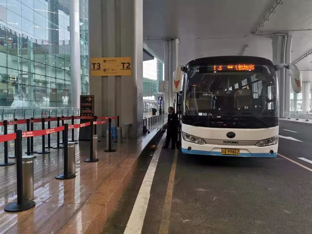 江北机场免费摆渡车方式二:地铁重庆轻地铁10号线是经过t3和t2航站楼