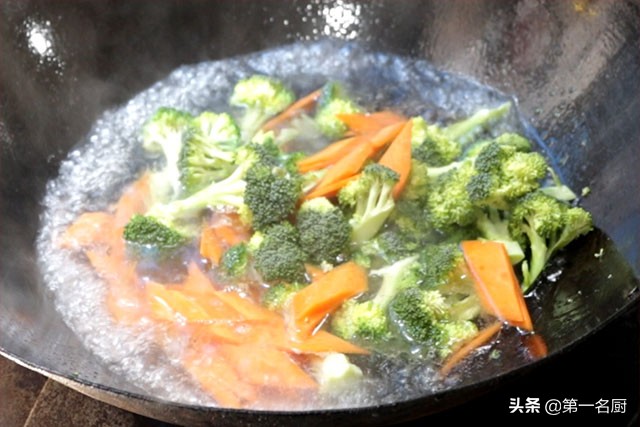 西兰花凉拌的做法（教您在家做凉拌西兰花）