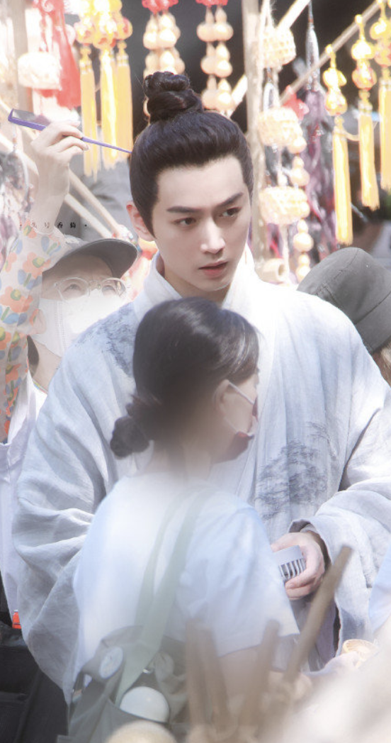 陈妍希晒儿子过万圣节，4岁小星星帅气出镜，长高变瘦气质像陈晓