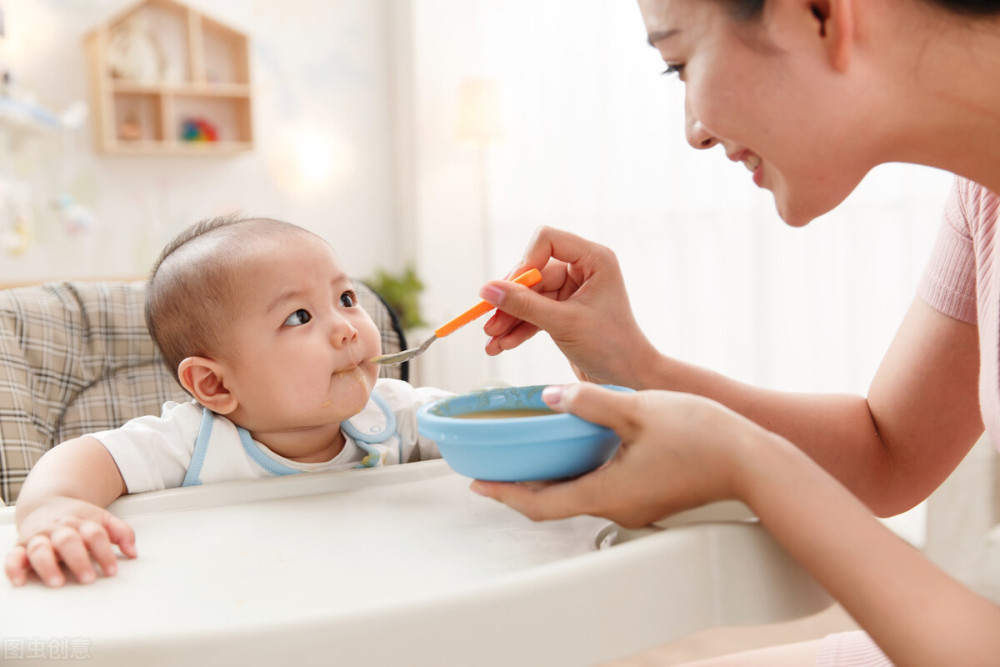 孩子什么时候添加辅食？除了月龄，这些条件也很重要