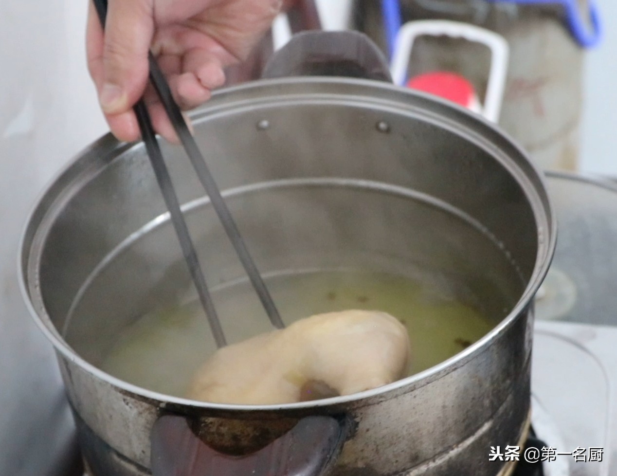 厨师长教你做手撕鸡，掌握这个小窍门，鸡肉鲜香而不腻，太好吃了