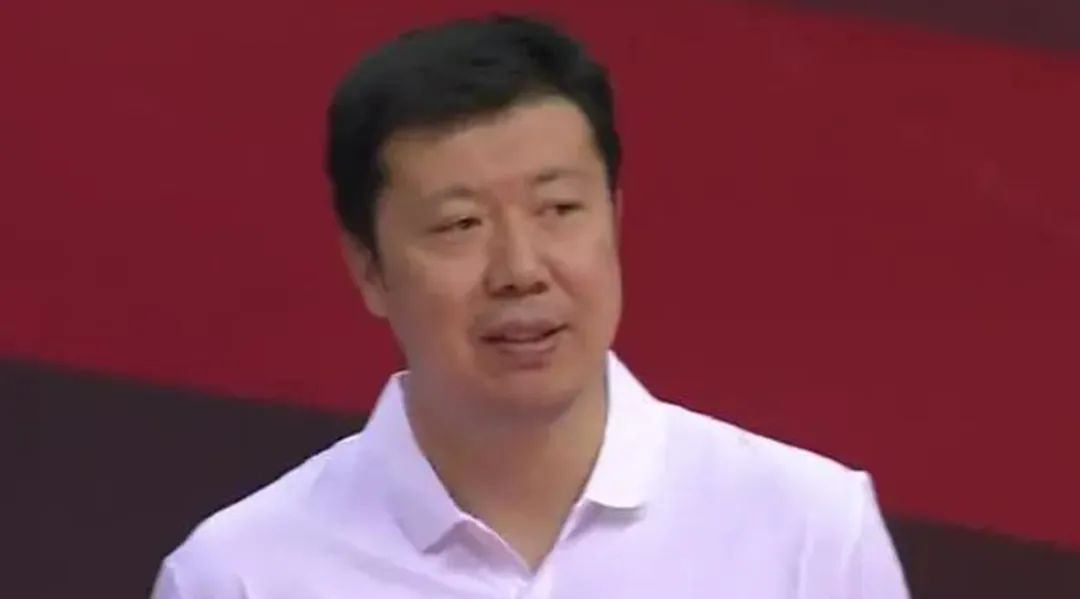 王治郅在NBA打什么位置(男篮史上天赋最高的球员！追风少年王治郅，究竟是怎样的存在？)