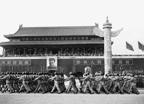 他是毛泽东标准像守护神，天安门、人民币上的毛泽东像都由他制作