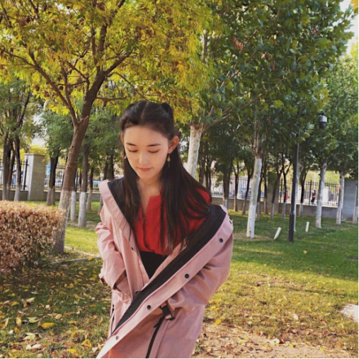 怪不得蒋依依读书时就有人追，看清她的校园穿搭后，换我我也追！