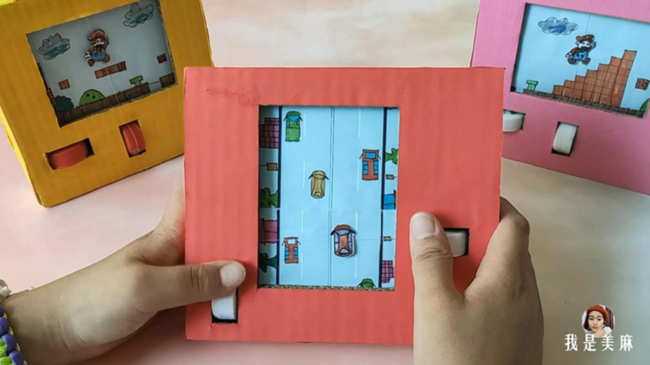 妈妈用废纸箱给儿子做了个小玩具，用两根手指就能玩，画面很逼真