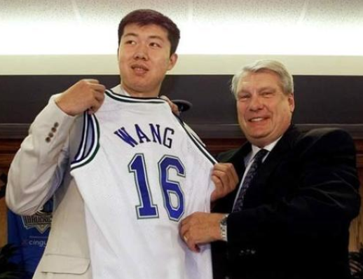 王治郅的NBA生涯为何失败？除了“不归门”事件,这点也很重要