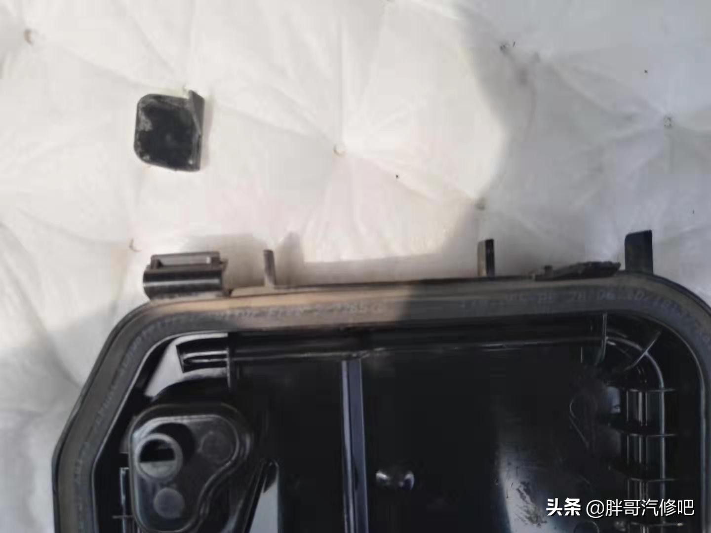 奥迪发动机漏油，刹车真空泵维修，热车启动困难更换碳罐电磁阀