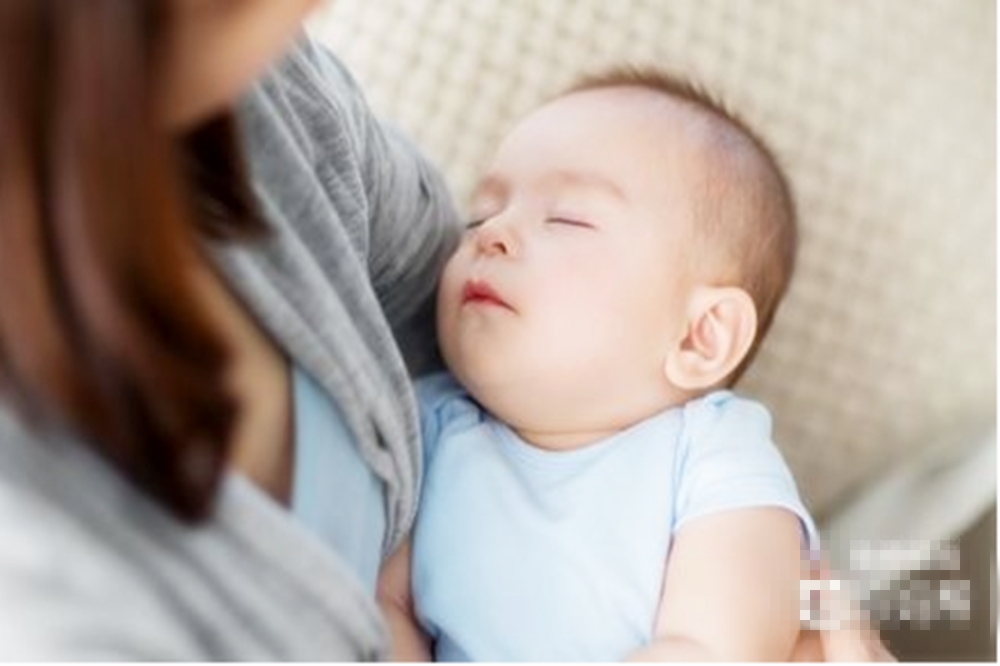 为啥宝宝会吃母乳就睡，放下来一会儿就醒？宝宝的需求妈妈要了解