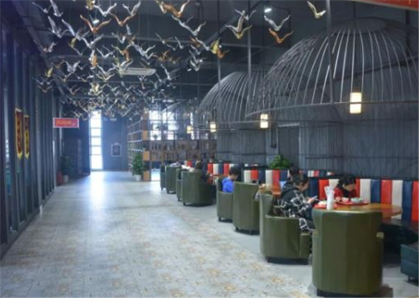 高校食堂“秀色可餐”：英语天花板刷屏网络，特色条幅迎你到门口