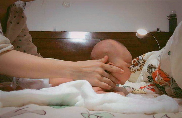 三个月婴儿摇头(宝宝3个月还不会竖头) - 乐宝宝贝