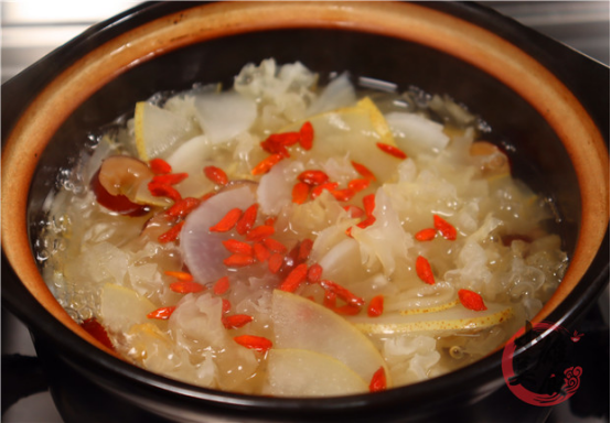 白萝卜和梨煮水的做法(炖出清甜鲜美，白萝卜梨水的烹饪窍门)