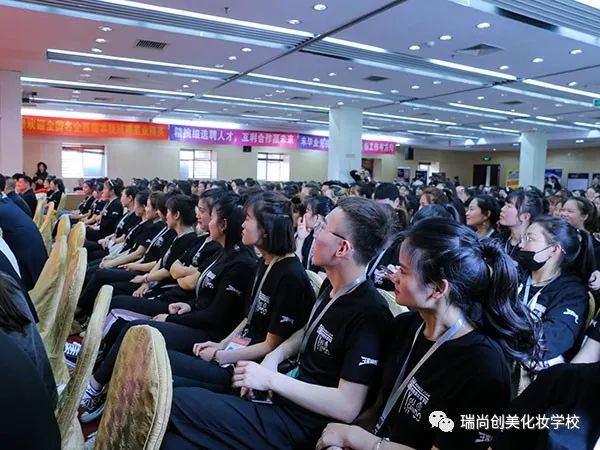 化妆培训学校那么火，到底哪些人适合学？