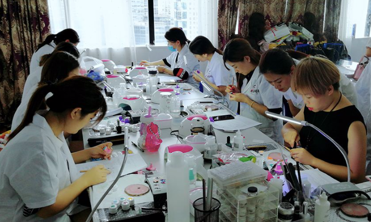 疫情改写美甲行业：营收骤降70%，门店艰难求生