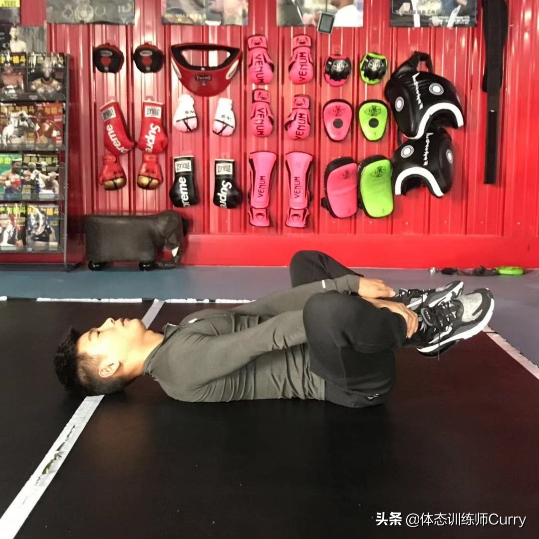 连明星都被型腿所困扰，4个动作训练改善由“罗圈腿”到“11路”