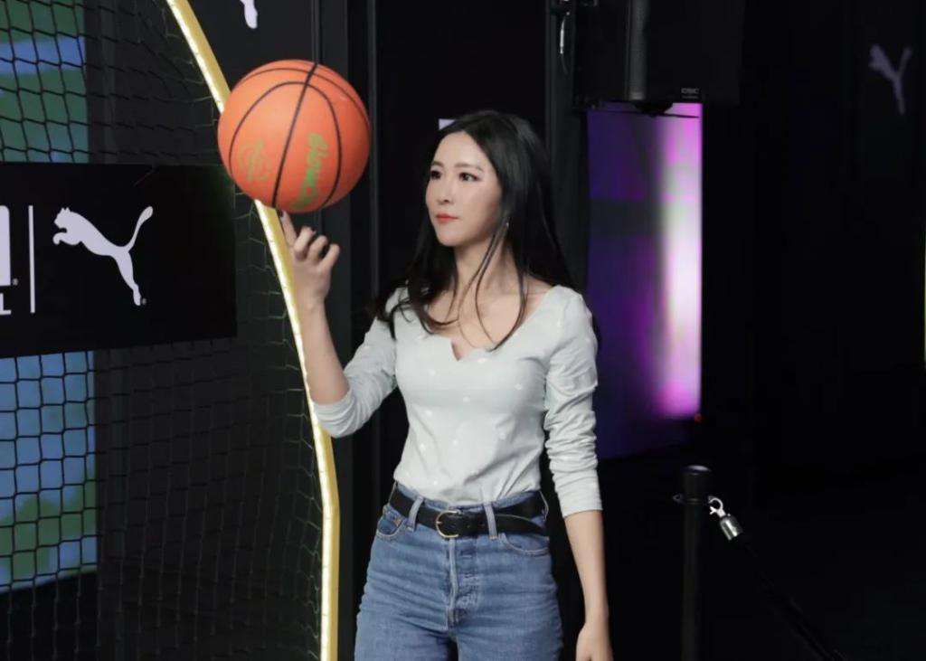 nba解说为什么有女的(她是NBA最美女记者，哈登曾在采访时偷瞄，百亿富豪老公却偷腥)