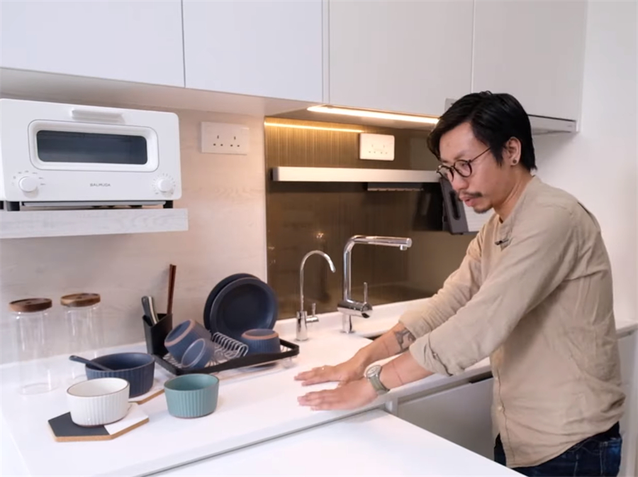 香港夫妻简装31㎡蜗居，“鸳鸯色”墙面烘托北欧风，小户型也精致