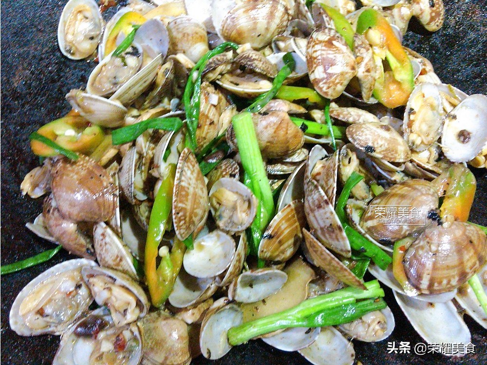 炒花蚬子前，让蚬子吐净泥沙和洗净是很有必要的，赶紧告诉家人