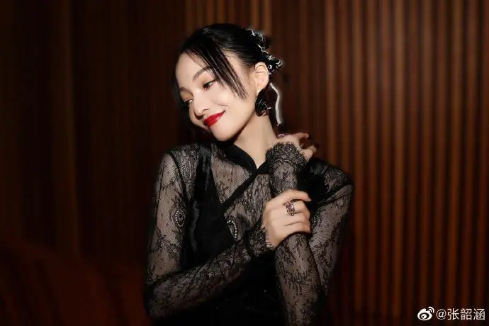 妈妈不疼、舅舅不爱，还遭闺蜜伤害，张韶涵的遭遇，没那么简单