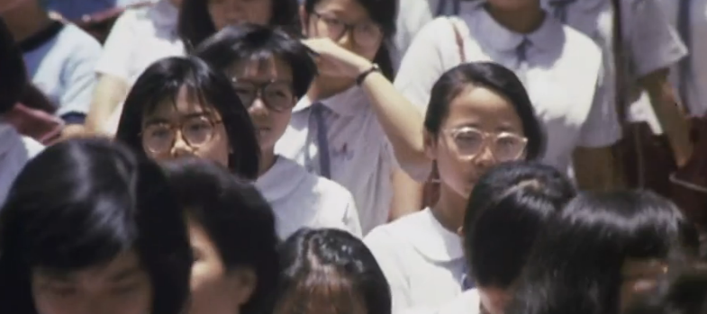 在这部1988年的老电影中，袁洁莹演女学生，林正英演警察