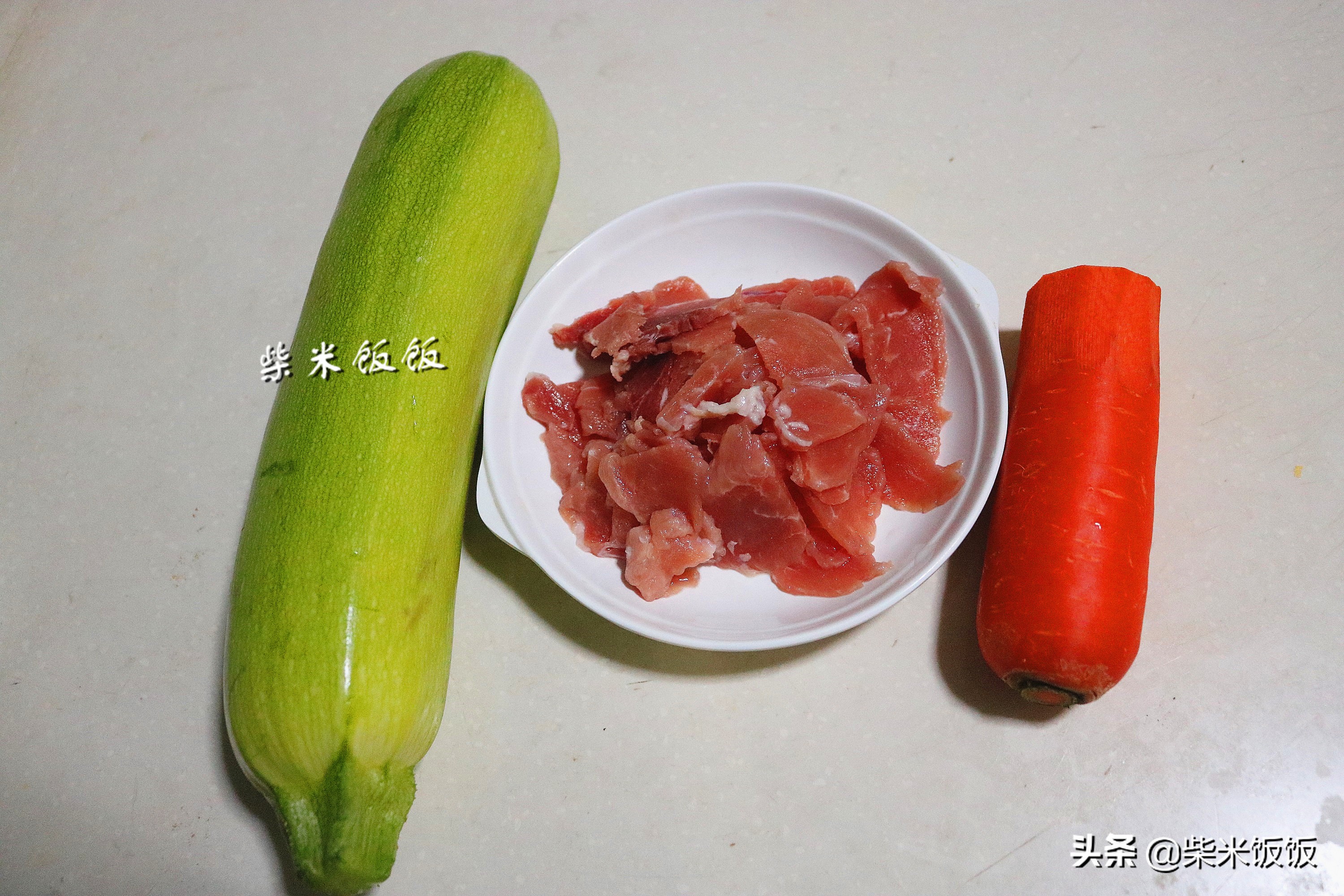 天越冷，我家越爱吃这菜，炒一炒，鲜嫩又多汁，总也吃不厌