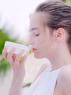 寒冬来了，身上又起皮干燥？戚薇教你一妙招，只需抹一下就好