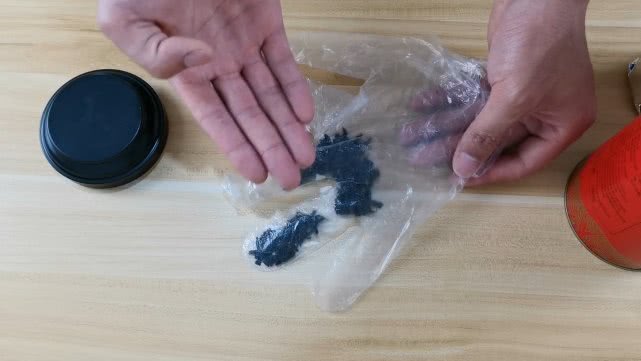 叠一次性手套手工外发（一次性手套的实用用途讲解）