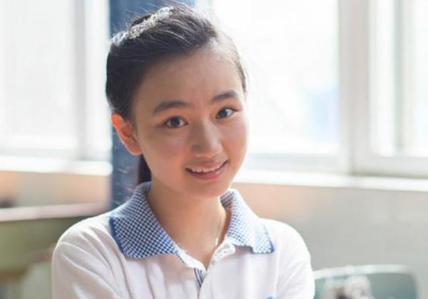 娱乐圈唯一考上清华大学的童星，能力与美貌并存，清华大学的校花