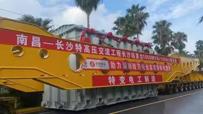 409吨巨无霸运输车上湖南高速，100多人为其护航！如何安全过桥？