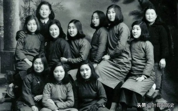 她被捕时坚贞不屈任凭敌人严刑拷问，牺牲前买通敌人：别打肚子