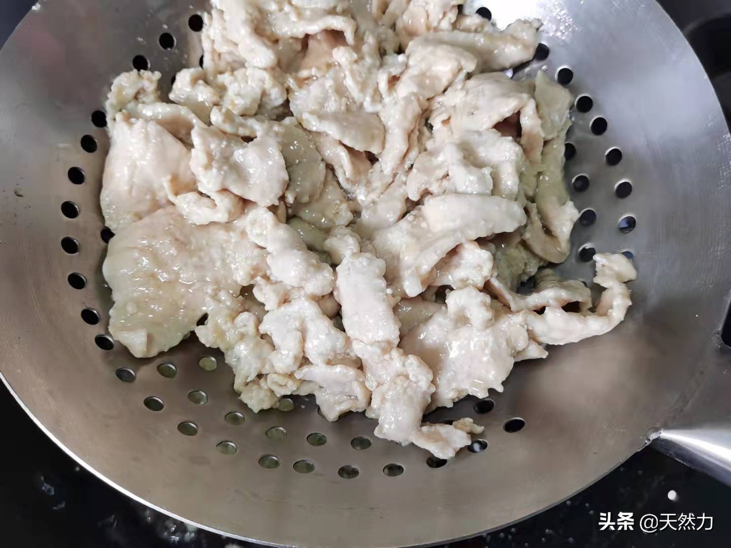 葱爆肉要怎么做才好吃？肉片如何才滑嫩？技巧分享，你也能学会