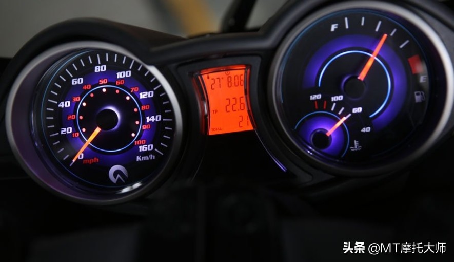 这可不是老头乐！意大利AD3倒三轮，带棚防雨，售价近7万元