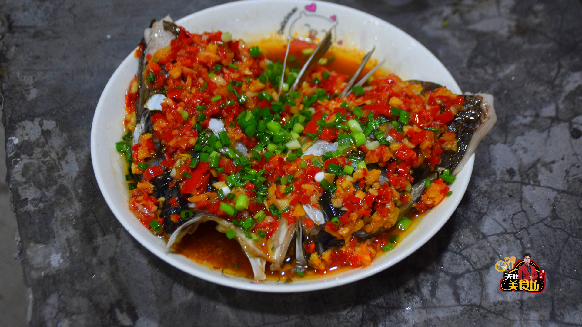 剁椒鱼头的家常做法(家庭版剁椒鱼头做法,香辣美味,比饭店的还香)