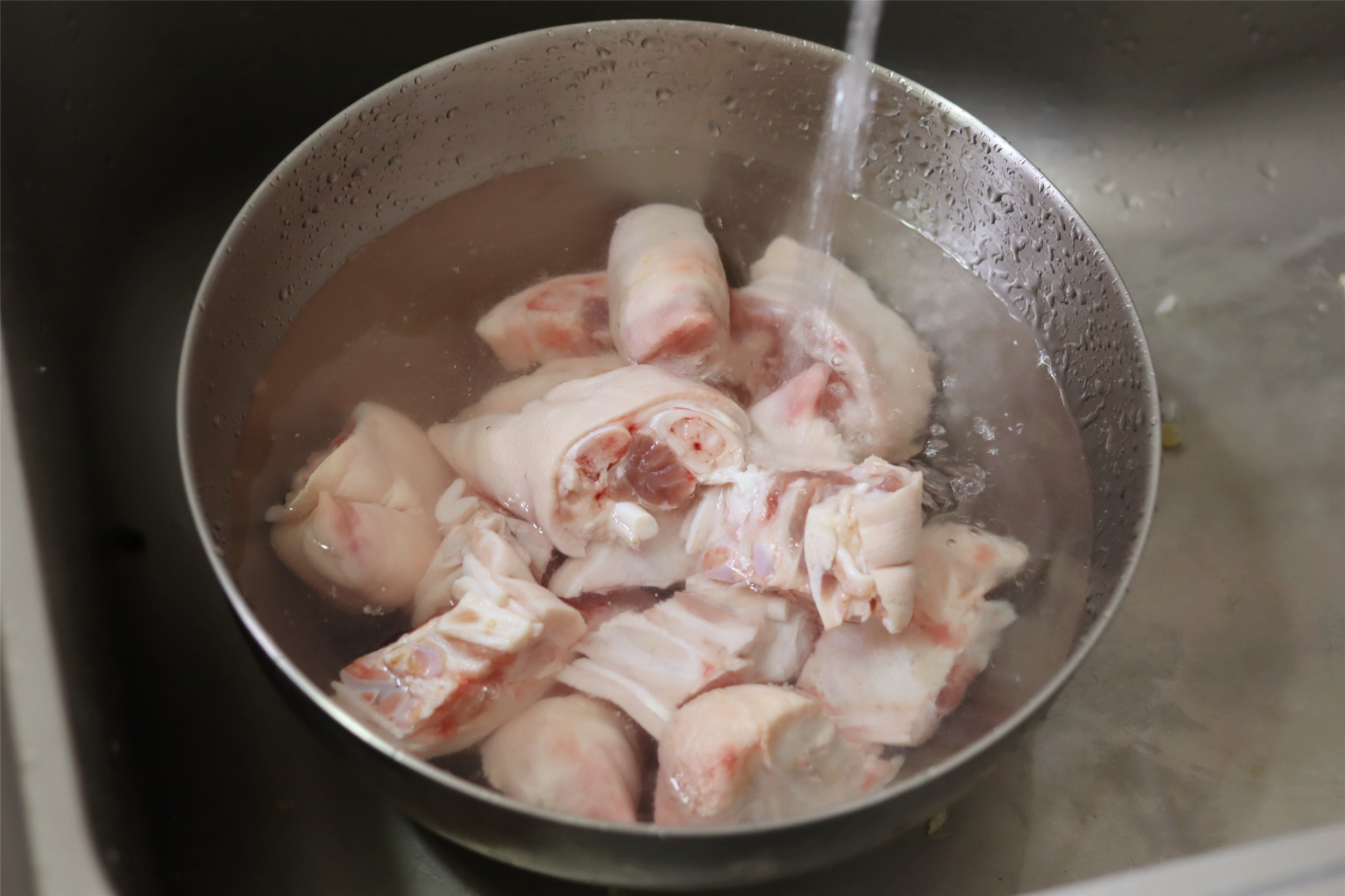 做红焖猪蹄，这2样和猪蹄是绝配，炖一起香而不腻，酥烂软糯