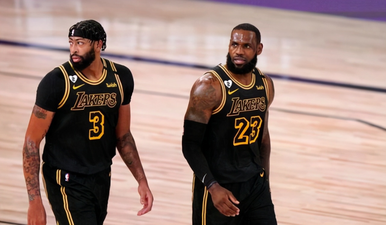 为什么nba不能批评裁判(破案了！詹姆斯为啥罕见抨击裁判，这回清楚了，真的太冤了)