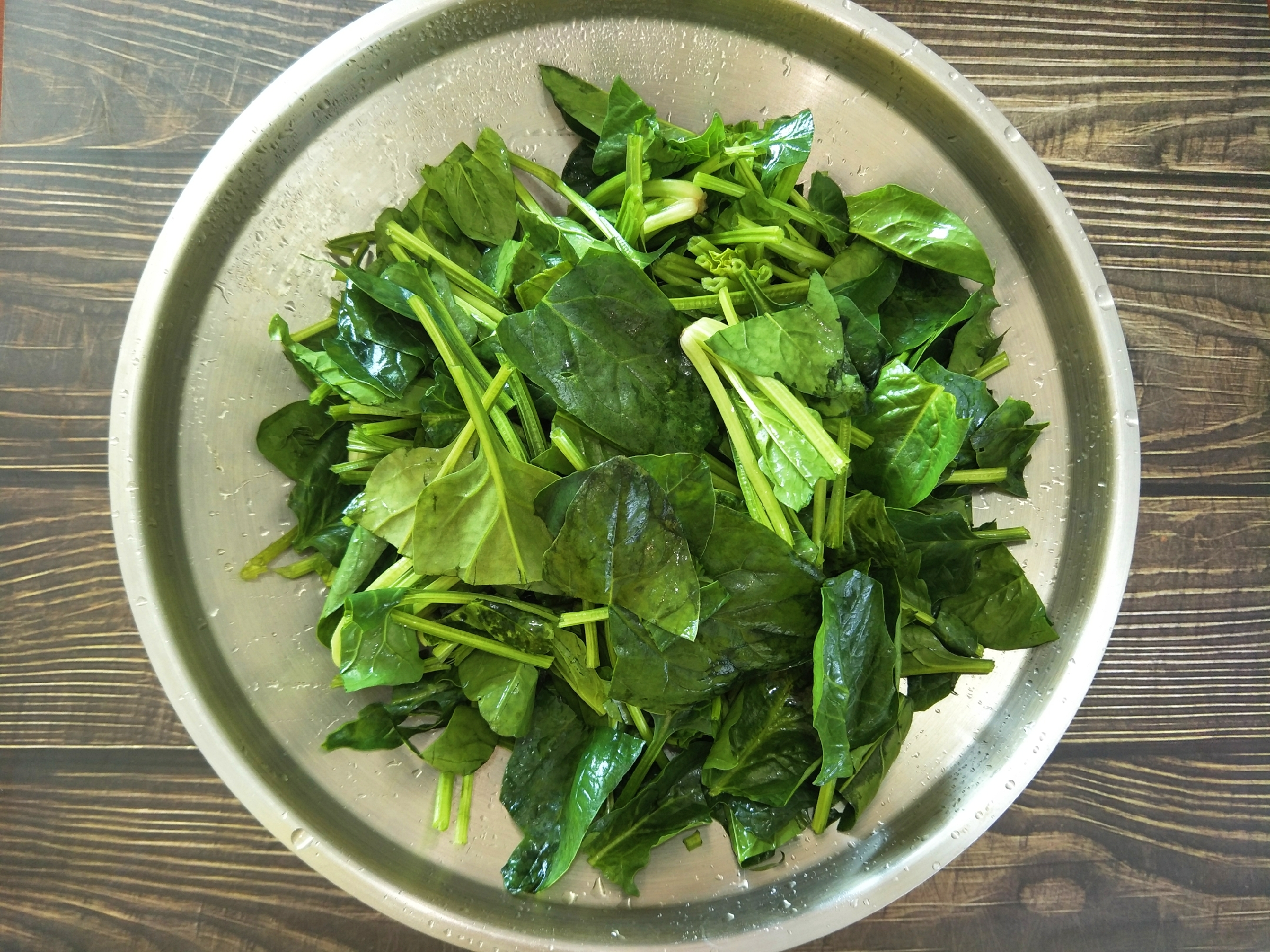 炒菠菜时，记住“2放2不放”，菠菜翠绿不涩，口感特别好