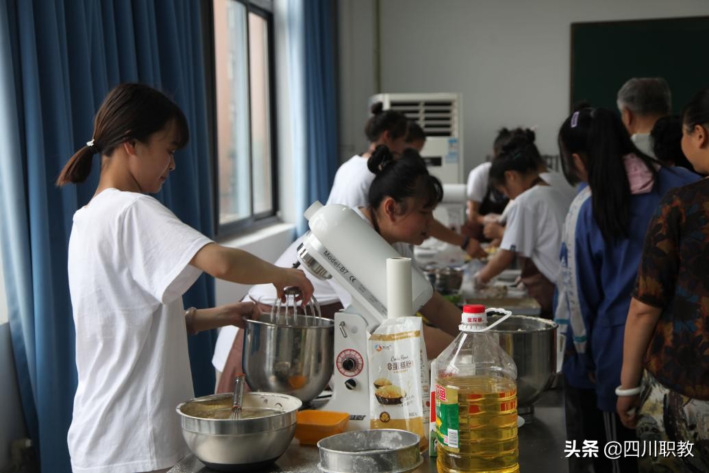 上千初中生围观！成都市温江区职教活动月社会开放日活动成功举行