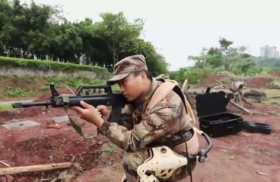 战场上武器丢了，能不能捡起来用？老兵用亲身经历告诉你有多危险