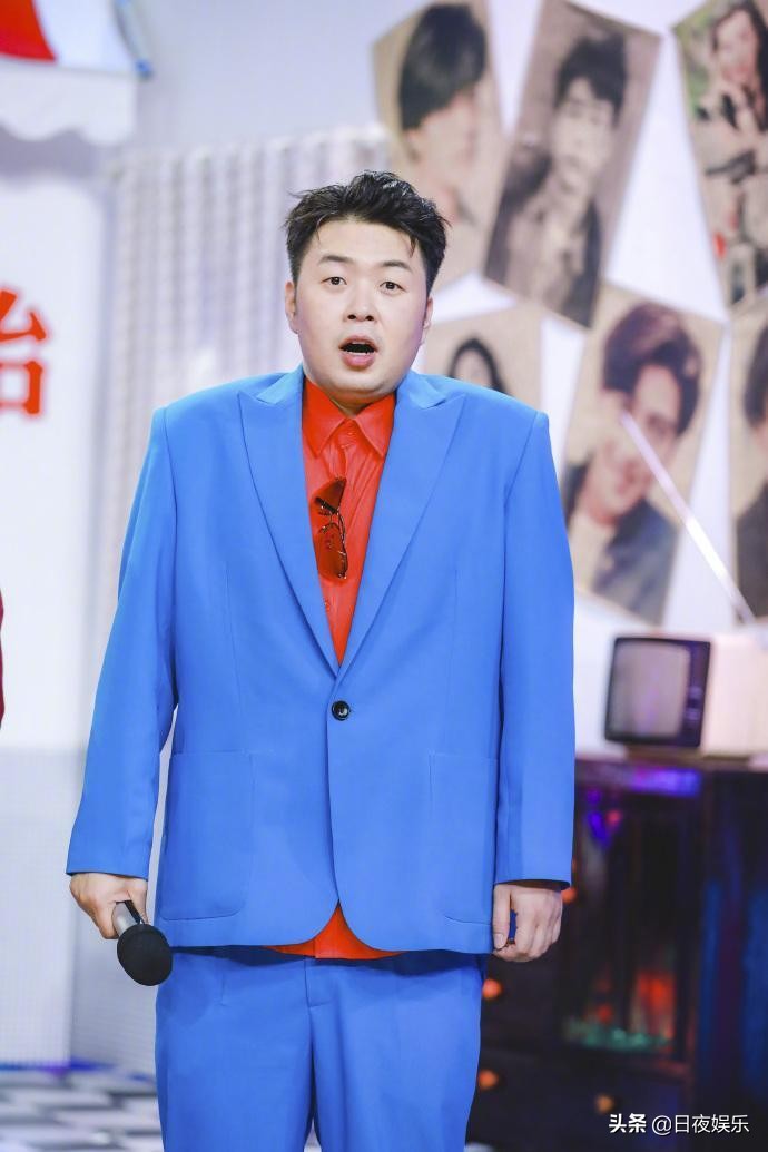 7位当众下跪的明星：有人为了感谢，有人为了献媚，有人为了爱情