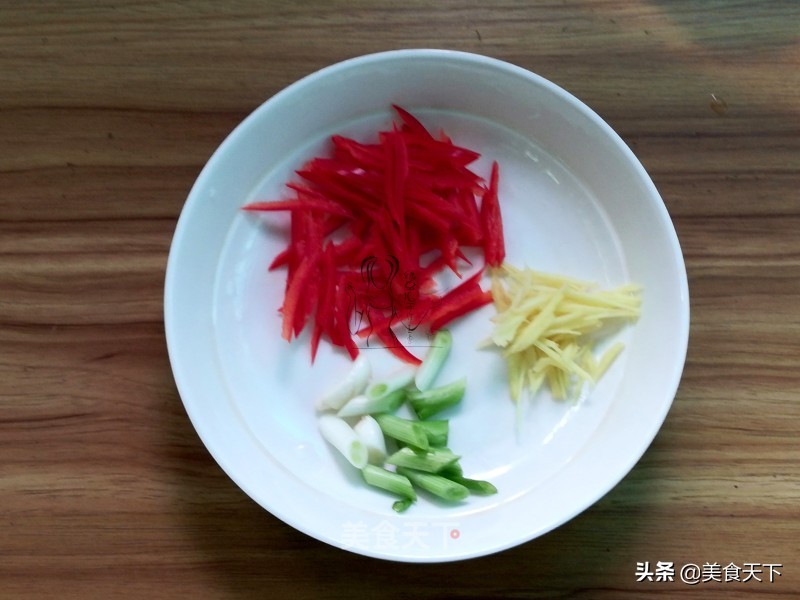 酸溜溜的味道，酸爽可口，开胃下饭，还帮油腻腻的肠胃减减负