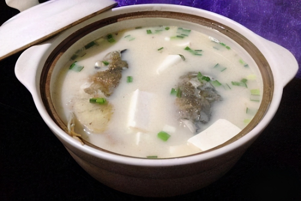原来鲤鱼豆腐汤是这样做的，简单4步，味道鲜美，腥味全无