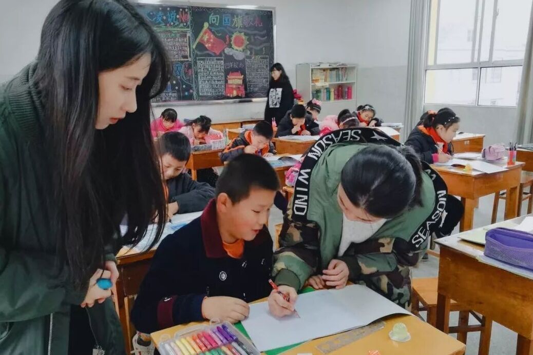 拉丁舞老师“魔性教学”火了，激情澎湃欢乐多，宝爸抢着接送孩子