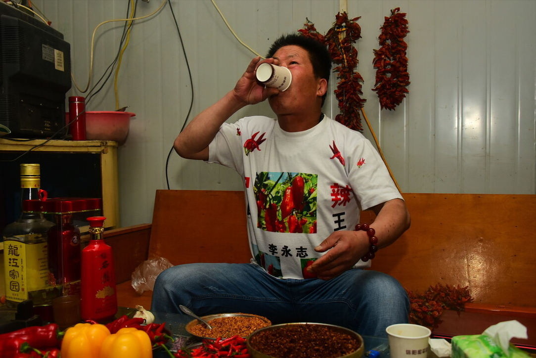 中国辣王李永志：一餐5斤辣椒配白酒，32个魔鬼辣椒击败印度老人