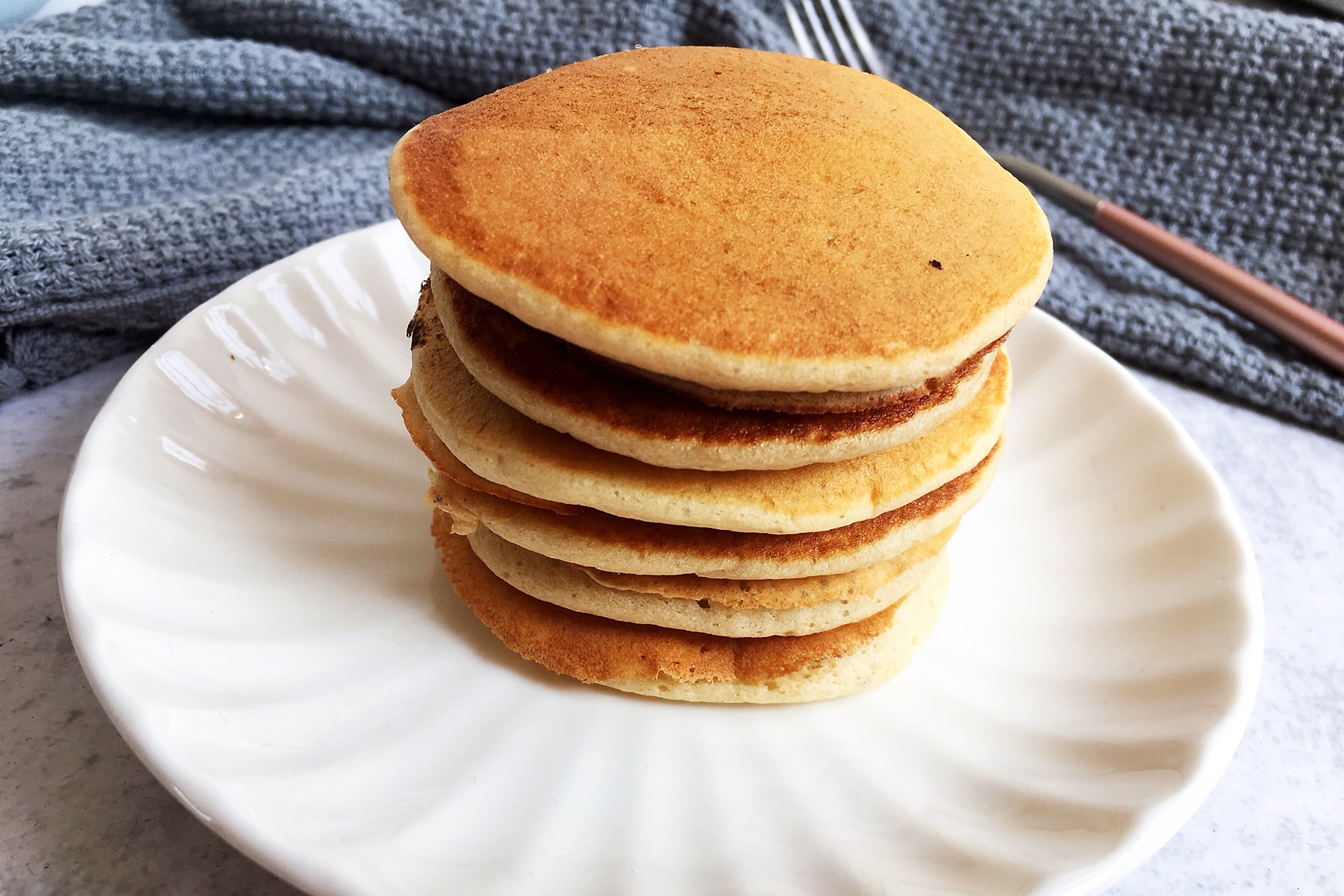 在这款小松饼里面我特意添加了家里孩子特别喜欢吃的香蕉,香蕉是一种