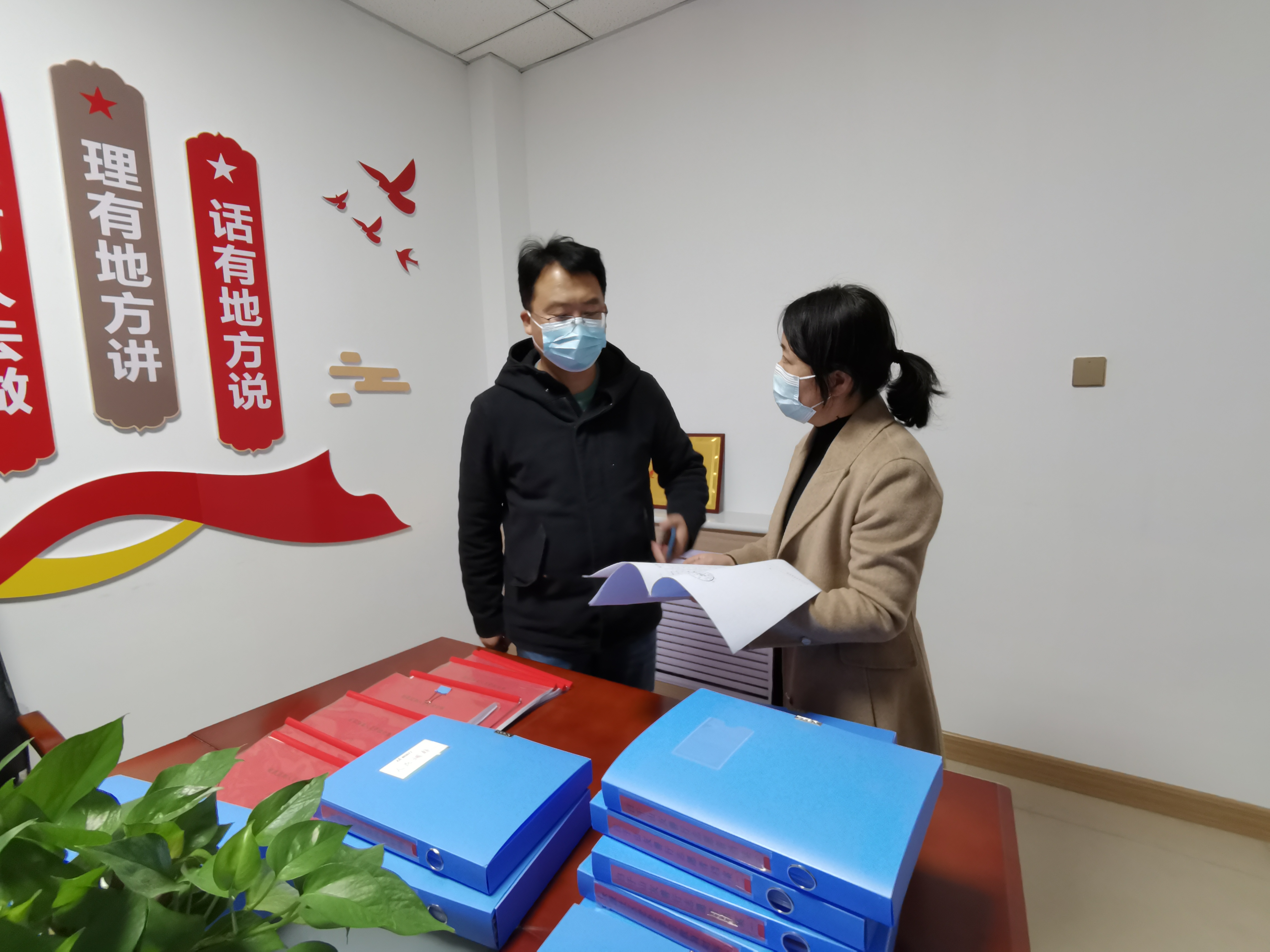 定边县人民检察院机关党委专职副书记深入兴源社区指导党建工作